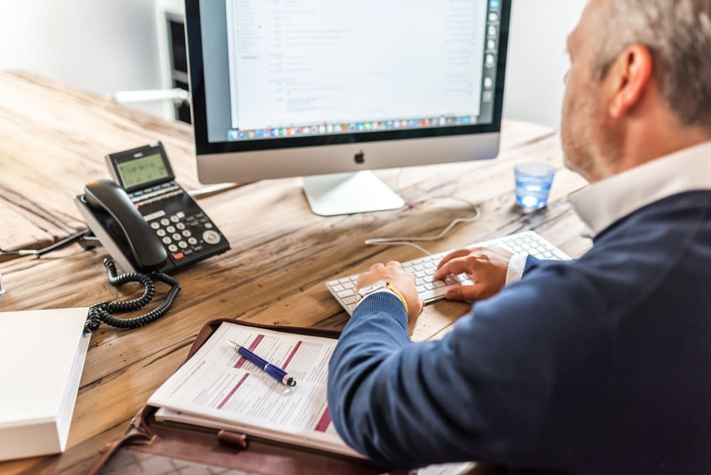 Care Letselschade bespreekt kosten letselschade expert met client.