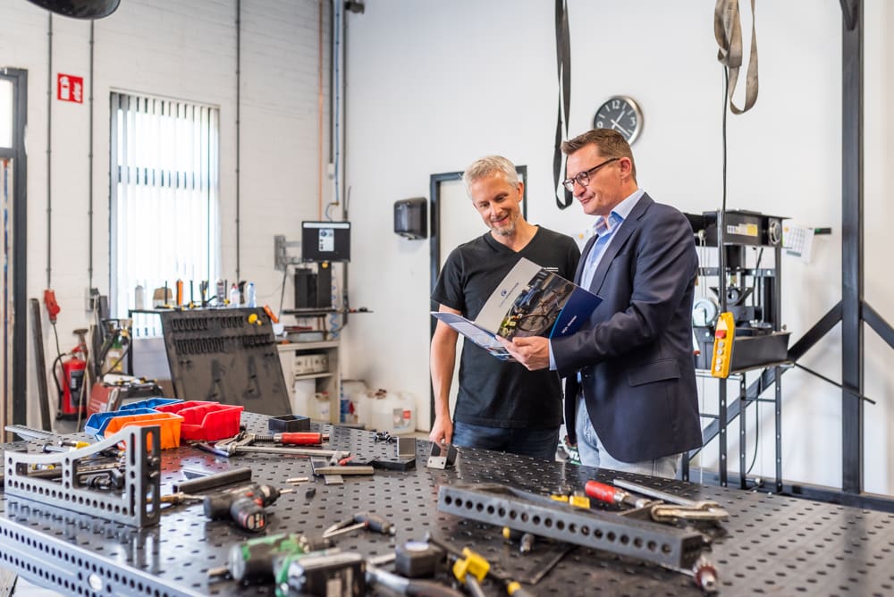 Care Letselschade team op bezoek bij een werkplaats