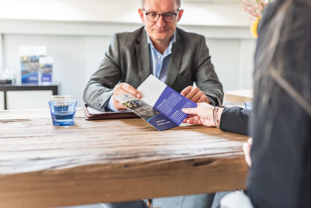 Teamlid van Care Letselschade in gesprek